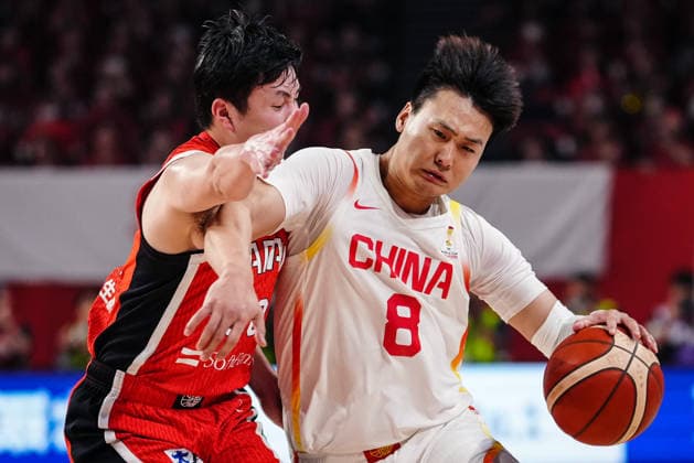 (260226) -- OKINAWA, Feb. 26, 2026 -- Zhao Rui (R) of China breaks through during the Group B match between China and Japan at the FIBA Basketball World Cup Asian Qualifiers in Okinawa, Japan, Feb. 26, 2026. ) (SP)JAPAN-OKINAWA-BASKETBALL-FIBA WORLD CUP-ASIAN QUALIFIERS-CHN VS JPN JiaxHaocheng 