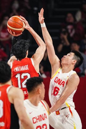 (260226) -- OKINAWA, Feb. 26, 2026 -- Zhu Junlong (R) of China defends Watanabe Yuta (L) of Japan during the Group B match between China and Japan at the FIBA Basketball World Cup Asian Qualifiers in Okinawa, Japan, Feb. 26, 2026. ) (SP)JAPAN-OKINAWA-BASKETBALL-FIBA WORLD CUP-ASIAN QUALIFIERS-CHN VS JPN JiaxHaocheng 