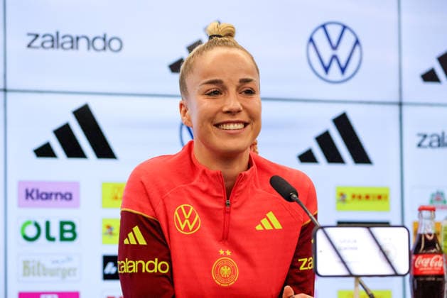 Frankfurt am Main, Germany February 26, 2026 Preparation for the Womens World Cup qualifier Germany vs Slovenia Press conference In the picture Giulia Gwinn Germany at the press conference in Frankfurt Copyright: HMBxMedia MadeleinexFantini