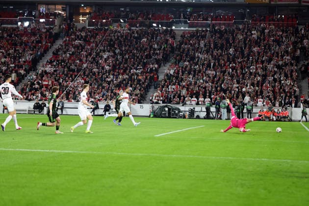 26 02 2026, xrekx, Football UEFA Europa League, VfB Stuttgart Celtic Glasgow v l Goal kick to 0 1 by Luke McCowan Celtic Glasgow Alexander Nübel Nuebel VfB Stuttgart DFL DFB REGULATIONS PROHIBIT ANY USE OF PHOTOGRAPHS as IMAGE SEQUENCES and or QUASI VIDEO Stuttgart