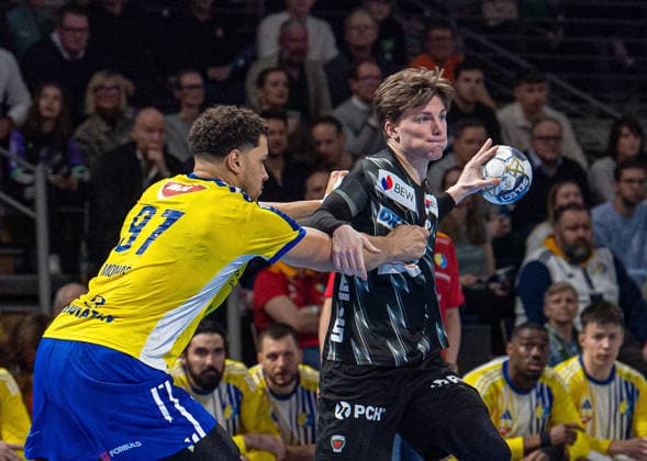 Handball, Men, Season 2025 2026, Champions League Group A, Matchday 12 , Füchse Berlin Industria Kielce, v l Theo Monar Kielce , Nils Lichtlein Füchse Berlin , 26 02 2026, Copyright: xSebastianxRäppold MatthiasxKochx
