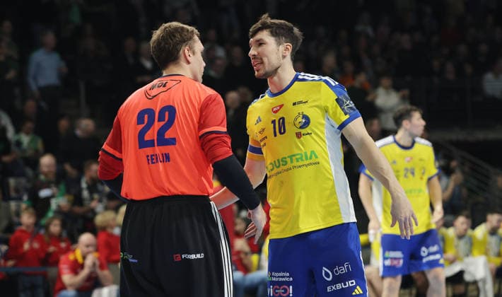 Goalkeeper Klemen Ferlin high-fives with Alex Dujshebaev Upper body action Sport Handball CL Champions League Champions League Men Season 2025 2026 26 02 2026 Füchse Berlin vs KS Kielce in the Max Schmeling Halle
