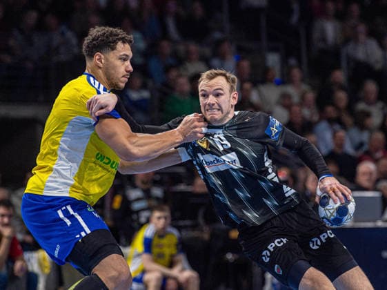 Handball, Men, Season 2025 2026, Champions League Group A, Matchday 12 , Füchse Berlin Industria Kielce, v l Theo Monar Kielce , Mathias Gidsel Füchse Berlin , 26 02 2026, Copyright: xSebastianxRäppold MatthiasxKochx