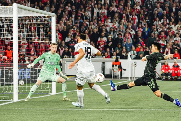 26 02 2026, xhettx, Football UEFA Europa League, VfB Stuttgart Celtic Glasgow v l Jamie Leweling VFB Stuttgart, 18 puts the ball across DFL DFB REGULATIONS PROHIBIT ANY USE OF PHOTOGRAPHS as IMAGE SEQUENCES and or QUASI VIDEO