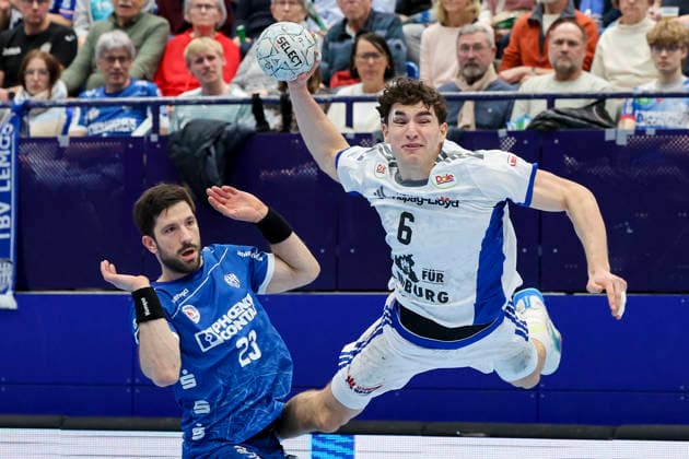 Tim Suton TBV Lemgo Lippe and Elias Kofler Handball Sport Verein Hamburg battle for the ball, DAIKIN Handball Bundesliga, TBV Lemgo Lippe v Handball Sport Verein Hamburg, PHOENIX CONTACT arena on February 26, 2026 in Lemgo, Germany Photo by Marco Steinbrenner DeFodi Images Tim Suton TBV Lemgo Lippe and Elias Kofler Handball Sport Verein Hamburg battle for the ball, DAIKIN Handball Bundesliga, TBV Lemgo Lippe v Handball Sport Verein Hamburg, PHOENIX CONTACT arena, February 26, 2026 in Lemgo, Germany Photo by Marco Steinbrenner DeFodi Images