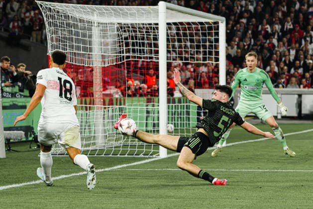 26 02 2026, xhettx, Football UEFA Europa League, VfB Stuttgart Celtic Glasgow v l Jamie Leweling VFB Stuttgart, 18s pass is blocked by Colby Donovan Celtic FC, 51 DFL DFB REGULATIONS PROHIBIT ANY USE OF PHOTOGRAPHS as IMAGE SEQUENCES and or QUASI VIDEO
