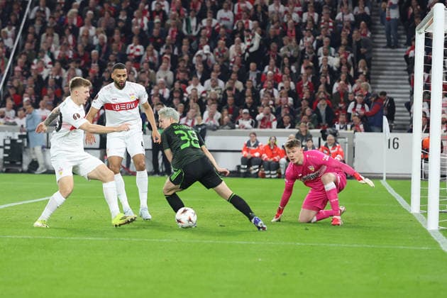 26 02 2026, xrekx, Football UEFA Europa League, VfB Stuttgart Celtic Glasgow v l Finn Jeltsch VfB Stuttgart Josha Vagnoman VfB Stuttgart Daizen Maeda Celtic Glasgow Alexander Nübel Nuebel VfB Stuttgart Zweikampf, Aktion, action, battle for the ball DFL DFB REGULATIONS PROHIBIT ANY USE OF PHOTOGRAPHS as IMAGE SEQUENCES and or QUASI VIDEO Stuttgart