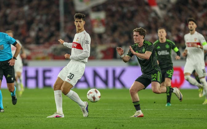 GER, Stuttgart, VfB Stuttgart vs Celtic Glasgow, Europa League, Football, UEFA, Season 2025 2026, MHP Arena, Playoffs, Second leg in picture v l Chema Andres VfB Stuttgart 30 , Luke McCowan Celtic Glasgow 14 DFB DFL REGULATIONS PROHIBIT ANY USE OF PHOTOGRAPHS AS IMAGE SEQUENCES AND OR QUASI VIDEO, 26 02 2026 Copyright: HMBxMedia HendrikxHamelau