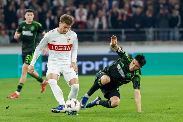 Maximilian Mittelstädt, Mittelstadt VfB Stuttgart, 07 and Hyun Jun Yang Celtic Glasgow, 13 fighting for the ball , Germany, Football, UEFA Europa League, Play offs, 2025 2026, VfB Stuttgart vs Celtic Glasgow, 26 02 2026, Stuttgart MHP Arena Germany Copyright: xGrantxHubbsx
