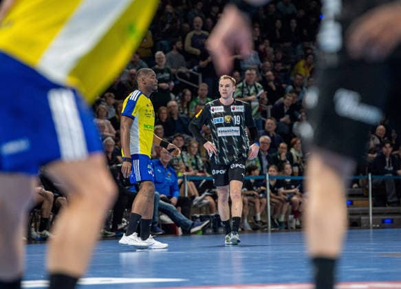 Handball, Men, Season 2025 2026, Champions League Group A, Matchday 12 , Füchse Berlin Industria Kielce, v l Dylan Nahi Kielce covers Mathias Gidsel Füchse Berlin at the halfway line, 26 02 2026, Copyright: xSebastianxRäppold MatthiasxKochx