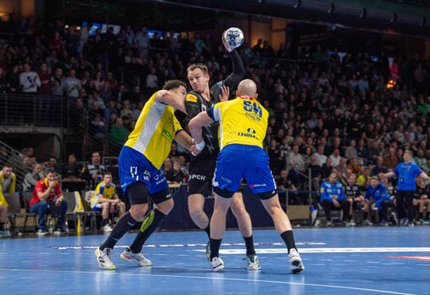 Handball, Men, Season 2025 2026, Champions League Group A, Matchday 12 , Füchse Berlin Industria Kielce, v l Theo Monar Kielce , Mathias Gidsel Füchse Berlin , Artsem Karalek Kielce , 26 02 2026, Copyright: xSebastianxRäppold MatthiasxKochx