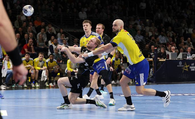 Matthes Langhoff on the ball, Artsem Karalek duel Match scene Action Sport Handball CL Champions League Champions League Men Season 2025 2026 26 02 2026 Füchse Berlin vs KS Kielce in the Max Schmeling Halle