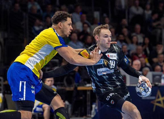 Handball, Men, Season 2025 2026, Champions League Group A, Matchday 12 , Füchse Berlin Industria Kielce, v l Theo Monar Kielce , Mathias Gidsel Füchse Berlin , 26 02 2026, Copyright: xSebastianxRäppold MatthiasxKochx