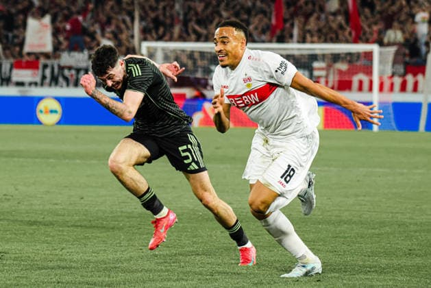 26 02 2026, xhettx, Football UEFA Europa League, VfB Stuttgart Celtic Glasgow v l running duel Colby Donovan Celtic FC, 51 and Jamie Leweling VFB Stuttgart, 18 DFLB DFB REGULATIONS PROHIBIT ANY USE OF PHOTOGRAPHS as IMAGE SEQUENCES and or QUASI VIDEO
