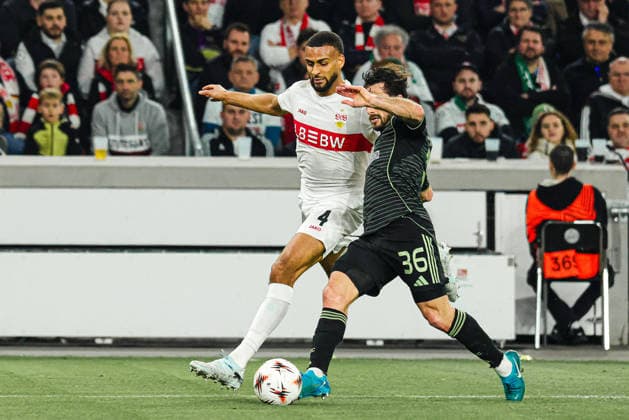 26 02 2026, xhettx, Football UEFA Europa League, VfB Stuttgart Celtic Glasgow v l Josha Vagnoman VFB Stuttgart, 4 and Marcelo Saracchi Celtic FC, 36 in the fight for the ball DFL DFB REGULATIONS PROHIBIT ANY USE OF PHOTOGRAPHS as IMAGE SEQUENCES and or QUASI VIDEO
