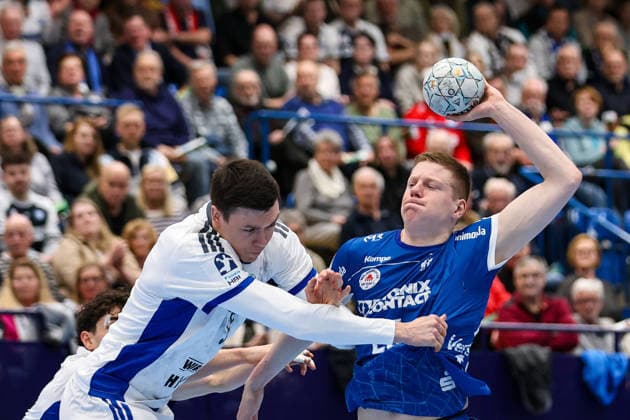 26 02 2026, xKWIx, Handball, DAIKIN Handball Bundesliga, TBV Lemgo Lippe Handball Sport Verein Hamburg, PHOENIX CONTACT Arena Asat Waliullin Handball Sport Verein Hamburg 55 in duel against Niels Versteijnen TBV Lemgo Lippe 25 Photo xKamilxWilkowskixPressefotoKochx NRW Germany