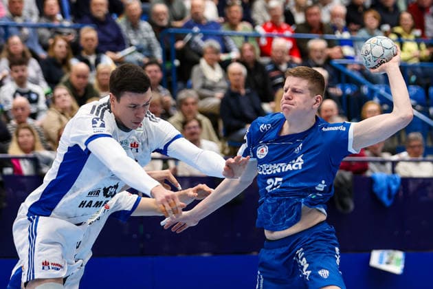 26 02 2026, xKWIx, Handball, DAIKIN Handball Bundesliga, TBV Lemgo Lippe Handball Sport Verein Hamburg, PHOENIX CONTACT Arena Asat Waliullin Handball Sport Verein Hamburg 55 in duel against Niels Versteijnen TBV Lemgo Lippe 25 Photo xKamilxWilkowskixPressefotoKochx NRW Germany