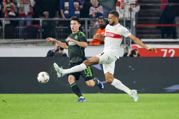 Hyun Jun Yang Celtic Glasgow, 13 and Josha Vagnoman VfB Stuttgart, 04 in duel , Germany, Football, UEFA Europa League, Play offs, 2025 2026, VfB Stuttgart vs Celtic Glasgow, 26 02 2026, Stuttgart MHP Arena Germany Copyright: xGrantxHubbsx
