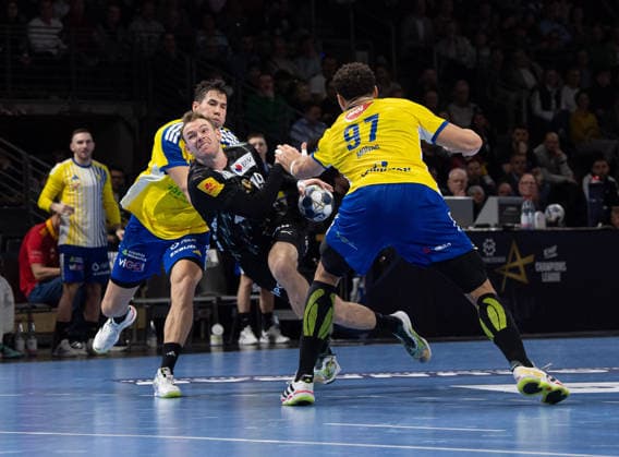 Handball, Men, Season 2025 2026, Champions League Group A, Matchday 12 , Füchse Berlin Industria Kielce, v l Daniel Dujshebaev Kielce , Mathias Gidsel Füchse Berlin , Theo Monar Kielce , 26 02 2026, Copyright: xSebastianxRäppold MatthiasxKochx