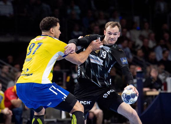 Handball, Men, Season 2025 2026, Champions League Group A, Matchday 12 , Füchse Berlin Industria Kielce, v l Theo Monar Kielce , Mathias Gidsel Füchse Berlin , 26 02 2026, Copyright: xSebastianxRäppold MatthiasxKochx