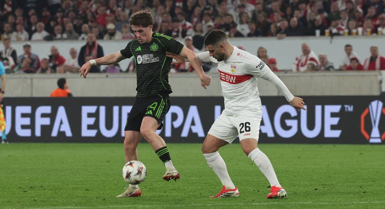 Stuttgart , Europa League VfB Stuttgart vs Celtic Glasgow , from left Luke McCowan Celtic Deniz Undav VfB