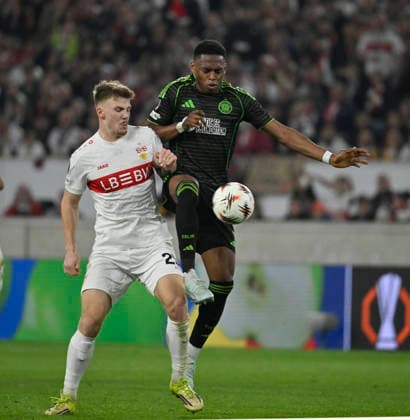 duel, action Finn Jeltsch VfB Stuttgart 29 vs Junior Adamu Celtic Glasgow FC 09 VfB Stuttgart vs Celtic Glasgow FC EUROPA LEAGUE EL 26 02 2026 DFL REGULATIONS PROHIBIT ANY USE OF PHOTOGRAPHS AS IMAGE SEQUENCES AND OR QUASI VIDEO VfB Stuttgart vs Celtic Glasgow FC EL