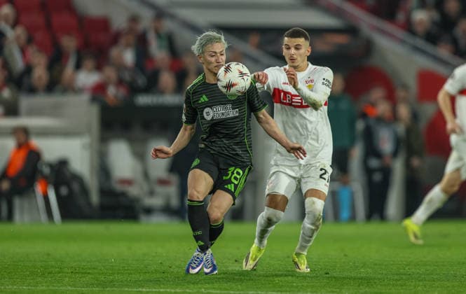 GER, Stuttgart, VfB Stuttgart vs Celtic Glasgow, Europa League, Football, UEFA, Season 2025 2026, MHP Arena, Playoffs, Second leg in picture f l Daizen Maeda Celtic Glasgow 38 , Badredine Bouanani VfB Stuttgart 27 , Duel DFB DFL REGULATIONS PROHIBIT ANY USE OF PHOTOGRAPHS AS IMAGE SEQUENCES AND OR QUASI VIDEO, 26 02 2026 Copyright: HMBxMedia HendrikxHamelau