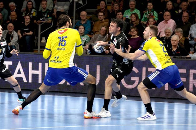 DEU, EHF Champions League, Fuechse Berlin vs Industria Kielce, 26 02 2026, Max Schmeling Halle, Berlin, DEU, EHF Champions League, Fuechse Berlin vs Industria Kielce, in the picture Aitor Arino Fuechse Berlin 14 , Jorge Maqueda Industria Kielce 15 , Arkadiusz Moryto Industria Kielce 23 nordphotoxGmbHx xEngler nph00076