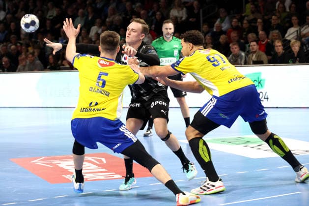 DEU, EHF Champions League, Fuechse Berlin vs Industria Kielce, 26 02 2026, Max Schmeling Halle, Berlin, DEU, EHF Champions League, Fuechse Berlin vs Industria Kielce, in the picture Tobias Grondahl Fuechse Berlin 15 , Michal Olejniczak Industria Kielce 5 , Theo Monar Industria Kielce 97 nordphotoxGmbHx xEngler nph00076