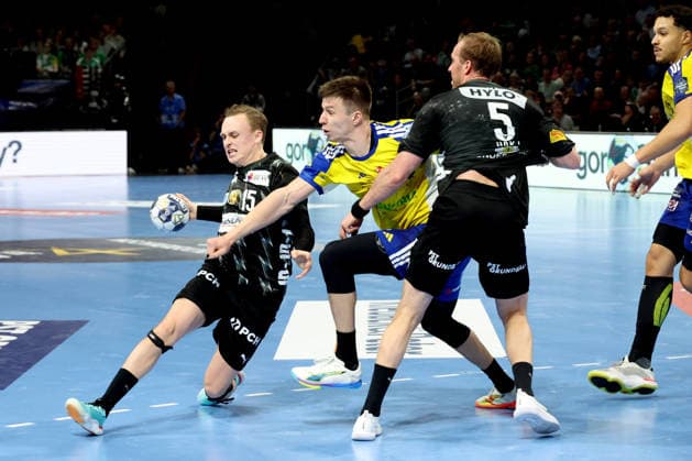 DEU, EHF Champions League, Fuechse Berlin vs Industria Kielce, 26 02 2026, Max Schmeling Halle, Berlin, DEU, EHF Champions League, Fuechse Berlin vs Industria Kielce, in the picture Tobias Grondahl Fuechse Berlin 15 , Max Darj Fuechse Berlin 5 , Michal Olejniczak Industria Kielce 5 nordphotoxGmbHx xEngler nph00076