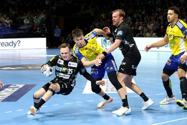 DEU, EHF Champions League, Fuechse Berlin vs Industria Kielce, 26 02 2026, Max Schmeling Halle, Berlin, DEU, EHF Champions League, Fuechse Berlin vs Industria Kielce, in the picture Tobias Grondahl Fuechse Berlin 15 , Max Darj Fuechse Berlin 5 , Michal Olejniczak Industria Kielce 5 nordphotoxGmbHx xEngler nph00076