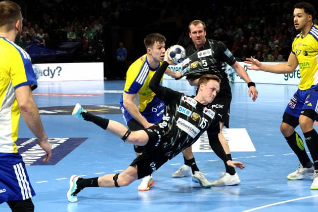 DEU, EHF Champions League, Fuechse Berlin vs Industria Kielce, 26 02 2026, Max Schmeling Halle, Berlin, DEU, EHF Champions League, Fuechse Berlin vs Industria Kielce, in the picture Tobias Grondahl Fuechse Berlin 15 , Max Darj Fuechse Berlin 5 , Michal Olejniczak Industria Kielce 5 nordphotoxGmbHx xEngler nph00076