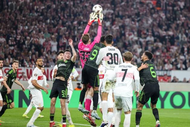 Alexander Nuebel 33 VfB Stuttgart catches a ball but cannot hold on to it completely, with Junior Adamu 9 Celtic Glasgow FC and Chema Andres 30 VfB Stuttgart as well as Maximilian Mittelstaedt 7 VfB Stuttgart and Colby Donovan 51 Celtic Glasgow FC , VfB Stuttgart vs Celtic Glasgow FC, Football, Men, UEFA Europa League, Season 2025 2026, Play off, Round 2 of 2, 26 02 2026 Stuttgart Baden Wuerttemberg Germany Copyright: xkolbert-press MartinxAgüerax