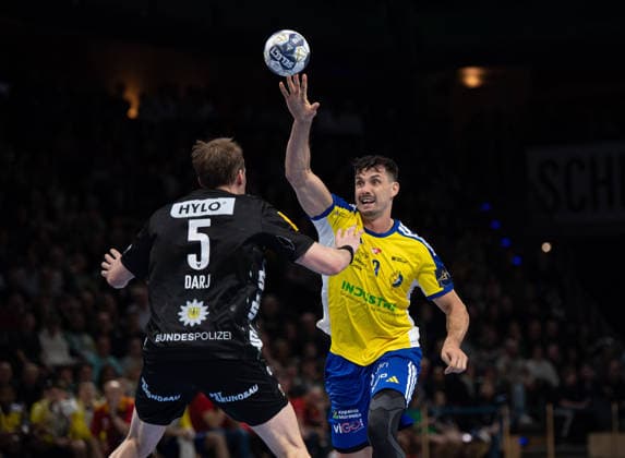 Handball, Men, Season 2025 2026, Champions League Group A, Matchday 12 , Füchse Berlin Industria Kielce, v l Max Darj Füchse Berlin , Szymon Sicko Kielce , 26 02 2026, Copyright: xSebastianxRäppold MatthiasxKochx