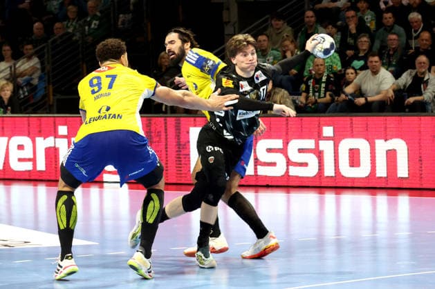 DEU, EHF Champions League, Fuechse Berlin vs Industria Kielce, 26 02 2026, Max Schmeling Halle, Berlin, DEU, EHF Champions League, Fuechse Berlin vs Industria Kielce, in the picture Nils Lichtlein Fuechse Berlin 17 , Jorge Maqueda Industria Kielce 15 , Theo Monar Industria Kielce 97 nordphotoxGmbHx xEngler nph00076