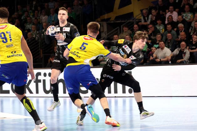 DEU, EHF Champions League, Fuechse Berlin vs Industria Kielce, 26 02 2026, Max Schmeling Halle, Berlin, DEU, EHF Champions League, Fuechse Berlin vs Industria Kielce, in the picture Lasse Andersson Fuechse Berlin 11 , Nils Lichtlein Fuechse Berlin 17 , Michal Olejniczak Industria Kielce 5 nordphotoxGmbHx xEngler nph00076