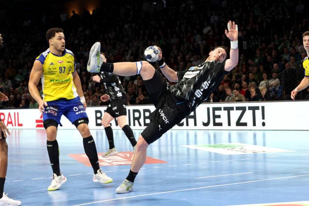 DEU, EHF Champions League, Fuechse Berlin vs Industria Kielce, 26 02 2026, Max Schmeling Halle, Berlin, DEU, EHF Champions League, Fuechse Berlin vs Industria Kielce, in the picture Mijajlo Marsenic Fuechse Berlin 93 , Theo Monar Industria Kielce 97 nordphotoxGmbHx xEngler nph00076