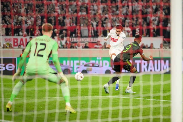 Soccer, UEFA Europa League, 20260226, VfB Stuttgart Celtic Glasgow Pictured from l Goalkeeper Viljami SINISALO Glasgow, 12 , Tiago TOMAS Stuttgart, 8 , Shot on goal, Junior ADAMU Glasgow, 9 Stuttgart MHP Arena Baden Württemberg Germany Copyright: Passion2Press MarkusxFischerx