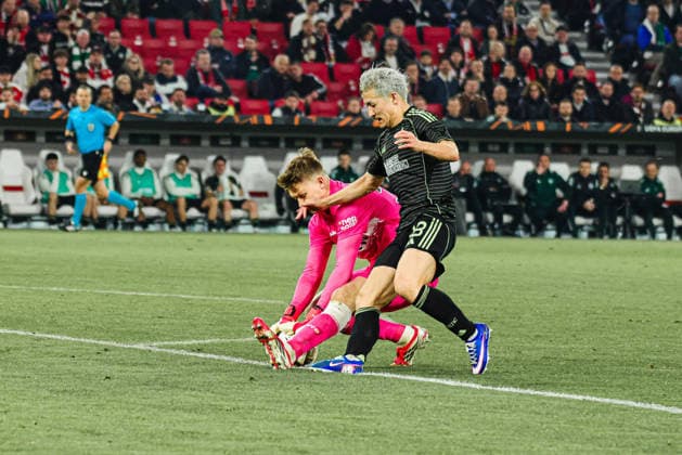 26 02 2026, xhettx, Football UEFA Europa League, VfB Stuttgart Celtic Glasgow v l Alexander Nübel VFB Stuttgart, 33 picks up the ball on the line in front of Daizen Maeda Celtic FC, 38 DFL DFB REGULATIONS PROHIBIT ANY USE OF PHOTOGRAPHS as IMAGE SEQUENCES and or QUASI VIDEO