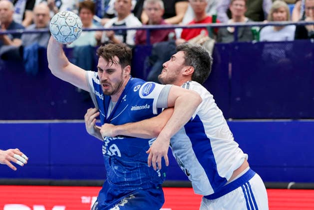 Hendrik Wagner TBV Lemgo Lippe and Jacob Lassen Handball Sport Verein Hamburg battle for the ball, DAIKIN Handball Bundesliga, TBV Lemgo Lippe v Handball Sport Verein Hamburg, PHOENIX CONTACT arena on February 26, 2026 in Lemgo, Germany Photo by Marco Steinbrenner DeFodi Images Hendrik Wagner TBV Lemgo Lippe and Jacob Lassen Handball Sport Verein Hamburg battle for the ball, DAIKIN Handball Bundesliga, TBV Lemgo Lippe v Handball Sport Verein Hamburg, PHOENIX CONTACT arena, February 26, 2026 in Lemgo, Germany Photo by Marco Steinbrenner DeFodi Images