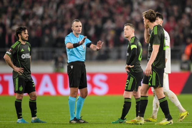 Soccer, UEFA Europa League, 20260226, VfB Stuttgart Celtic Glasgow In the picture referee Irfan PELJTO BIH , waiting for VAR Stuttgart MHP Arena Baden Württemberg Germany Copyright: Passion2Press MarkusxFischerx