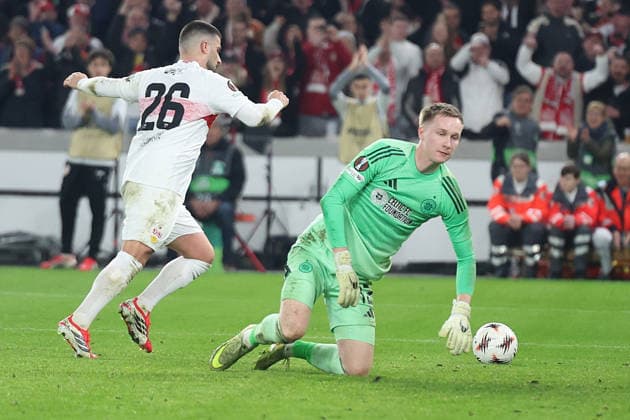 26 02 2026, xrekx, Football UEFA Europa League, VfB Stuttgart Celtic Glasgow v l Offside goal Deniz Undav VfB Stuttgart Viljami Sinisalo Celtic Glasgow kicks the ball away DFL DFB REGULATIONS PROHIBIT ANY USE OF PHOTOGRAPHS as IMAGE SEQUENCES and or QUASI VIDEO Stuttgart