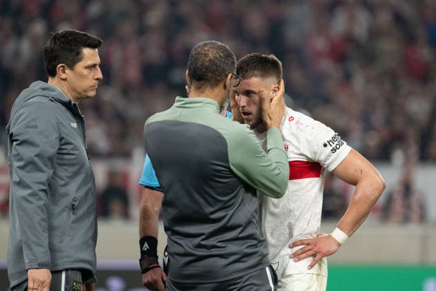 Ermedin Demirovic VfB Stuttgart, 09 is checked by the team doctor GER, VfB Stuttgart vs Celtic FC Glasgow, Football, UEFA Europa League, Men, Play Offs second leg, 2025 2026 season, 26 02 2026, GER, VfB Stuttgart vs Celtic FC Glasgow, Football, UEFA Europa League, Men, Play Offs second leg, 2025 2026 season, 26 02 2026 Stuttgart Copyright: xEibner-Pressefoto WolfgangxFrankx EP_WFK