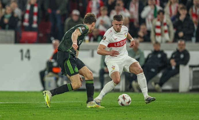 GER, Stuttgart, VfB Stuttgart vs Celtic Glasgow, Europa League, Football, UEFA, Season 2025 2026, MHP Arena, Playoffs, Second leg in picture v l Dane Murray Celtic Glasgow 47 , Ermedin Demirovic VfB Stuttgart 9 , Duel DFB DFL REGULATIONS PROHIBIT ANY USE OF PHOTOGRAPHS AS IMAGE SEQUENCES AND OR QUASI VIDEO, 26 02 2026 Copyright: HMBxMedia HendrikxHamelau