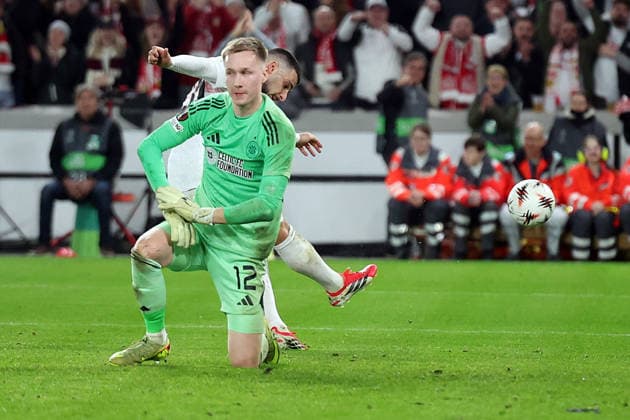 26 02 2026, xrekx, Football UEFA Europa League, VfB Stuttgart Celtic Glasgow v l Offside goal Deniz Undav VfB Stuttgart Viljami Sinisalo Celtic Glasgow kicks the ball away DFL DFB REGULATIONS PROHIBIT ANY USE OF PHOTOGRAPHS as IMAGE SEQUENCES and or QUASI VIDEO Stuttgart