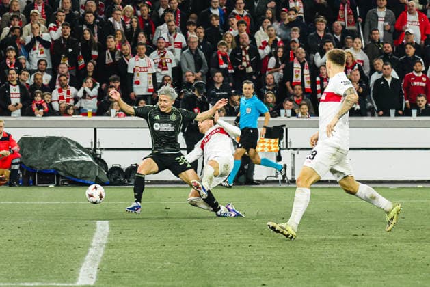 26 02 2026, xhettx, Football UEFA Europa League, VfB Stuttgart Celtic Glasgow v l Daizen Maeda Celtic FC, 38 loses the ball against Maximilian Mittelstädt VFB Stuttgart, 7 DFLB DFB REGULATIONS PROHIBIT ANY USE OF PHOTOGRAPHS as IMAGE SEQUENCES and or QUASI VIDEO