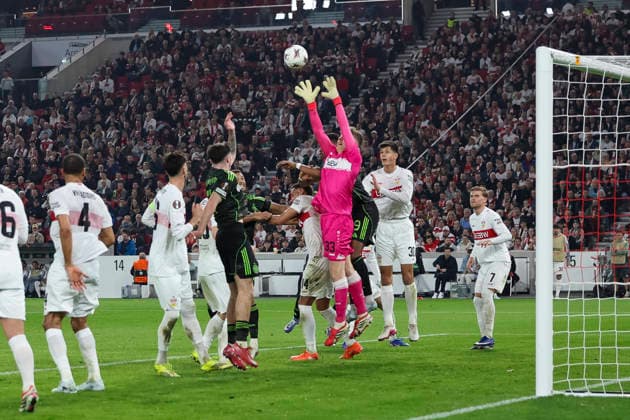 Alexander Nübel, Nubel VfB Stuttgart, 33 faengt den Ball , Germany, Football, UEFA Europa League, Play offs, 2025 2026, VfB Stuttgart vs Celtic Glasgow, 26 02 2026, Stuttgart MHP Arena Germany Copyright: xGrantxHubbsx