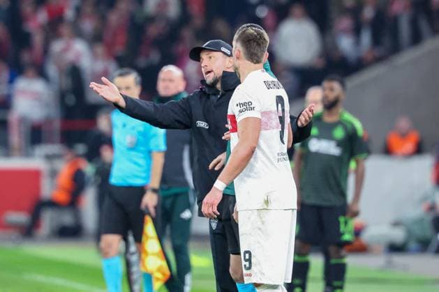 Head coach Sebastian Hoeness VfB Stuttgart dissatisfied, with Ermedin Demirovic 9 VfB Stuttgart , VfB Stuttgart vs Celtic Glasgow FC, Football, Men, UEFA Europa League, Season 2025 2026, Play off, Round 2 of 2, 26 02 2026 Stuttgart Baden Wuerttemberg Germany Copyright: xkolbert-press MartinxAgüerax