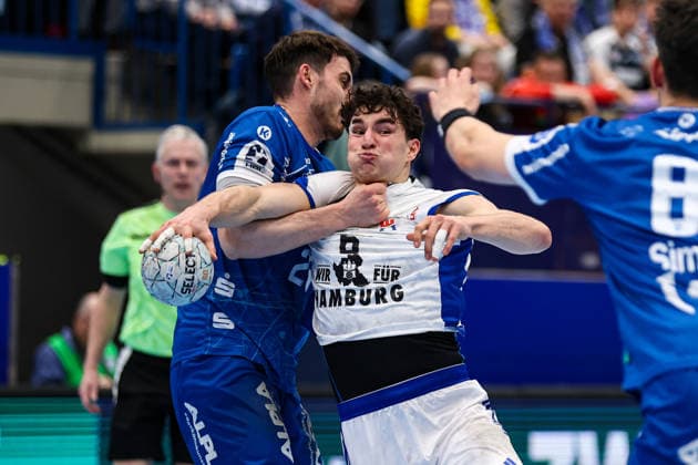 26 02 2026, xKWIx, Handball, DAIKIN Handball Bundesliga, TBV Lemgo Lippe Handball Sport Verein Hamburg, PHOENIX CONTACT Arena Elias Kofler Handball Sport Verein Hamburg 6 in duel against Tim Suton TBV Lemgo Lippe 23 Photo xKamilxWilkowskixPressefotoKochx NRW Germany