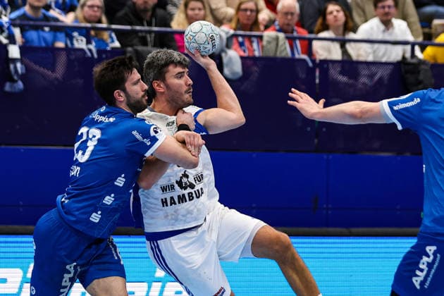 26 02 2026, xKWIx, Handball, DAIKIN Handball Bundesliga, TBV Lemgo Lippe Handball Sport Verein Hamburg, PHOENIX CONTACT Arena Jacob Lassen Handball Sport Verein Hamburg 9 in duel against Tim Suton TBV Lemgo Lippe 23 Photo xKamilxWilkowskixPressefotoKochx NRW Germany